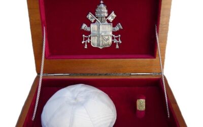 El anillo y el solideo de san Juan Pablo II, expuestos en el Convento de San José de Ávila