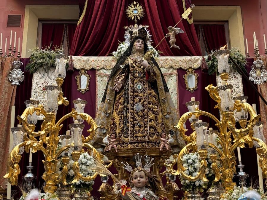 Santa Teresa de Jesús anuncia el Corpus en las calles de Sevilla