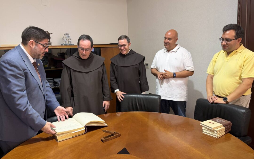 El padre general de los Carmelitas Descalzos firma en el Libro de Honor del Ayuntamiento de Ávila, cuna de Santa Teresa de Jesús